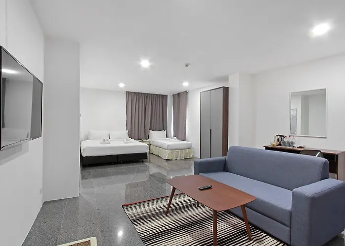Pula Silom 3*