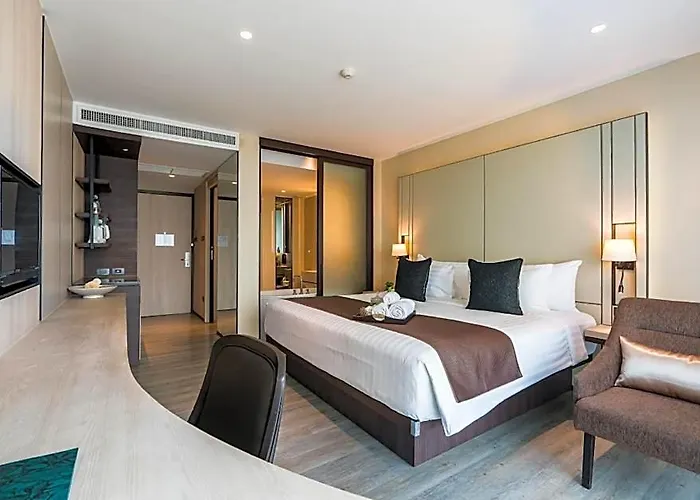 Pula Silom 3*